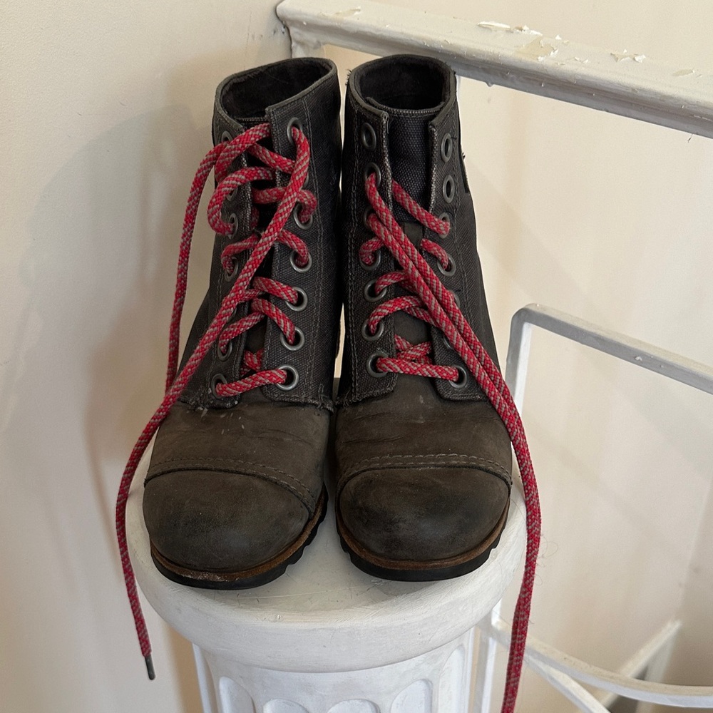 Sorel Black Interior Labeled Women's Shoe Size 7.5
